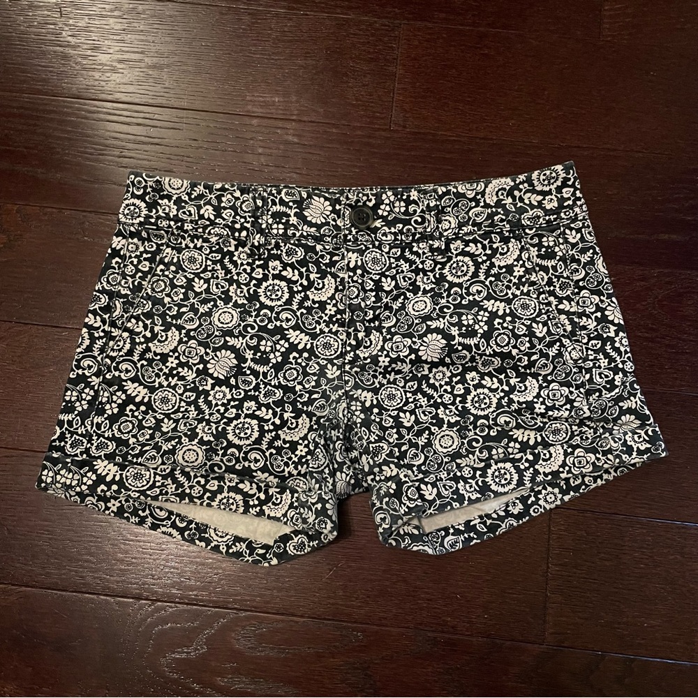 American Eagle Outfitters Black and White Floral Patterned Midi Stretch Shorts